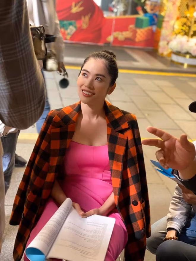 Với những con dân chăm chỉ hóng hớt showbiz, Nam Anh không phải cái tên quá xa lạ. Cô tên thật là Nguyễn Thị Lệ Nam, là chị gái song sinh của cô nàng "thị phi" Nam Em. Nam Anh từng giành giải cao nhất của cuộc thi Người mẫu thời trang Việt Nam 2018 và lọt vào top 9 The Face 2018.