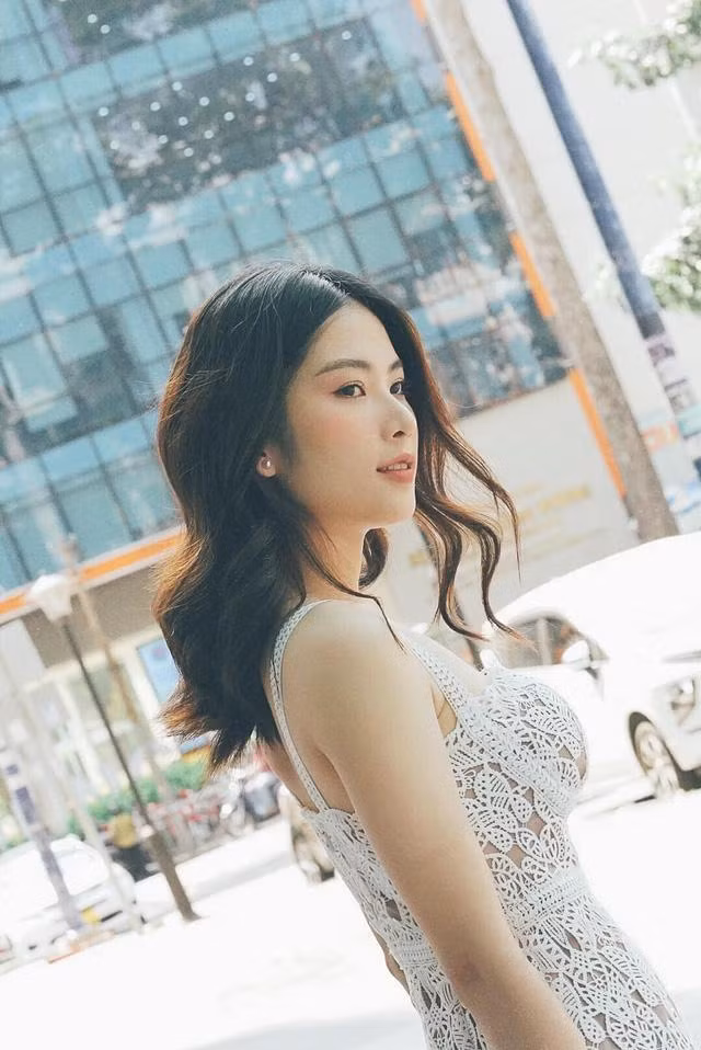 Cô nàng có nhan sắc ngọt ngào và gu thời trang tinh tế thu hút người đối diện, khác hẳn với vẻ "tưng tửng" trên phim.