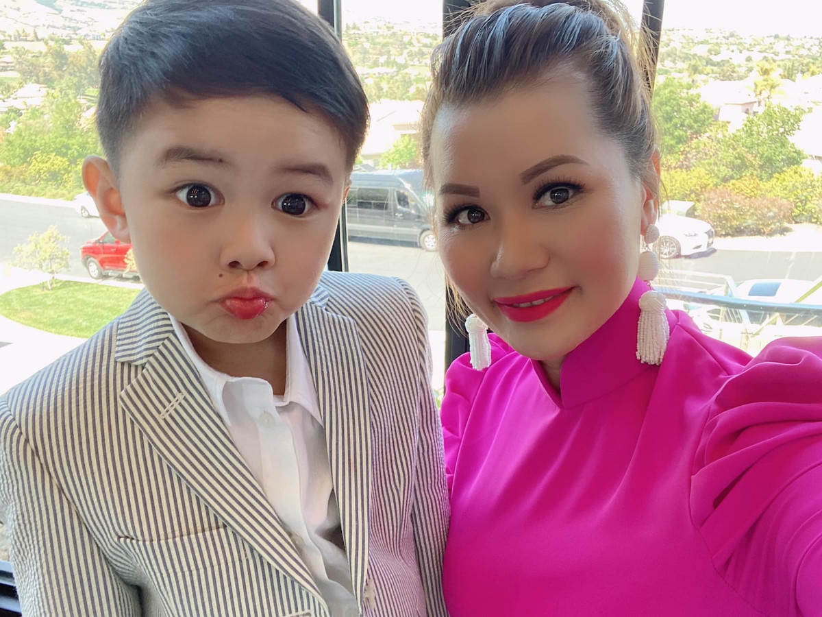 Cô thường xuyên đăng tải những hình ảnh cùng gia đình thân yêu, tận hưởng những chuyến du lịch và thưởng thức những món ngon. Đặc biệt Thủy Tiên rất cưng chiều con trai, và hãnh diện về cậu bé Thiên Từ lém lỉnh và đáng yêu.