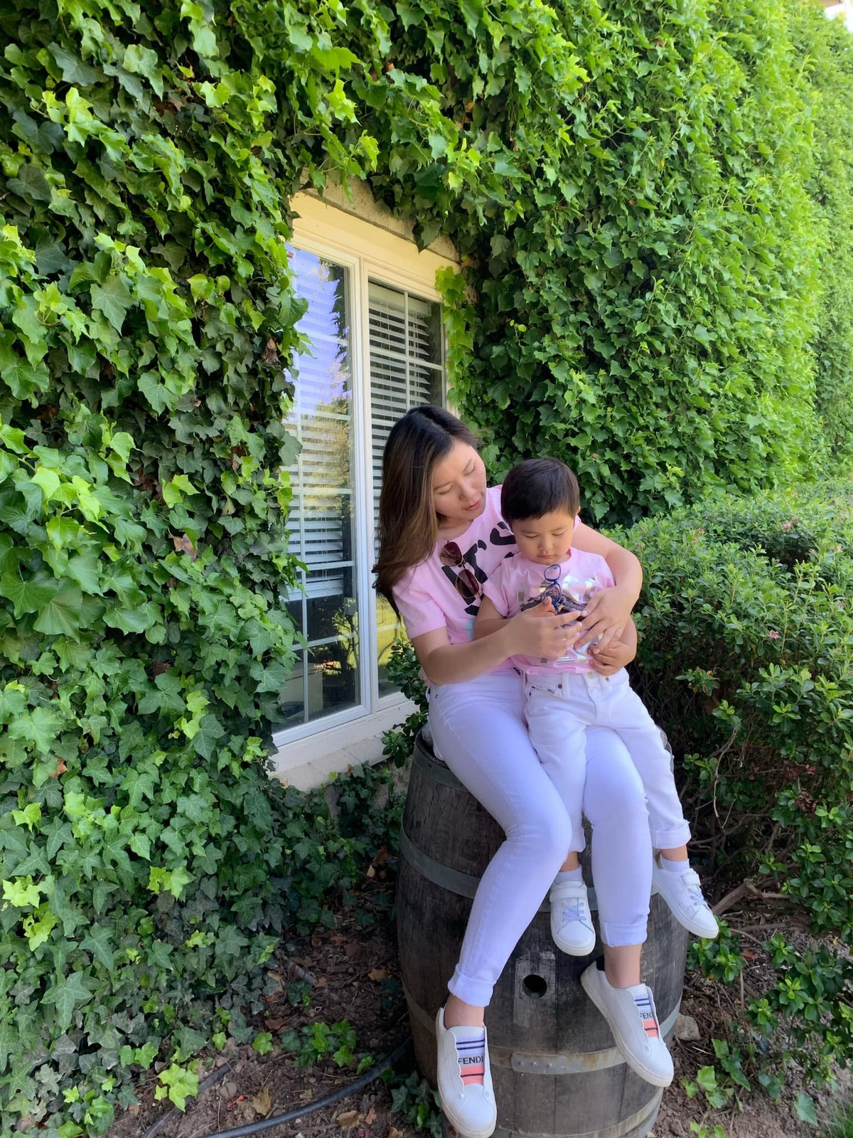 Từ khi lập gia đình, Thủy Tiên ngày càng xinh đẹp và trẻ trung hơn. Cô thường lựa chọn những thiết kế năng động và cá tính.