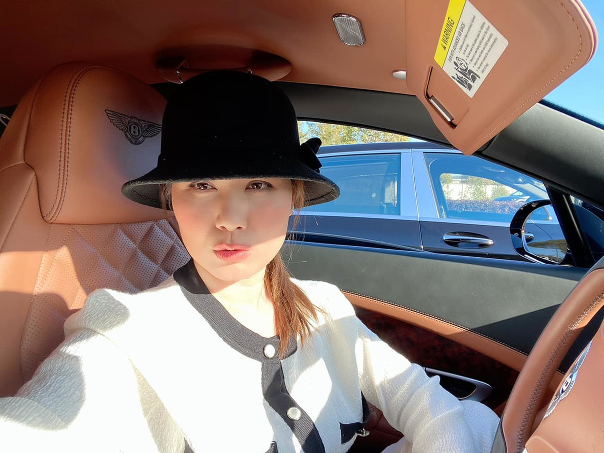 Cô tốt nghiệp ĐH San Jose chuyên ngành Marketing và Kinh doanh Quốc tế, từng làm phát thanh viên 7 năm mở công ty giải trí riêng sau đó thành lập công ty tư vấn tài chính tại Mỹ và hoạt động đến nay.