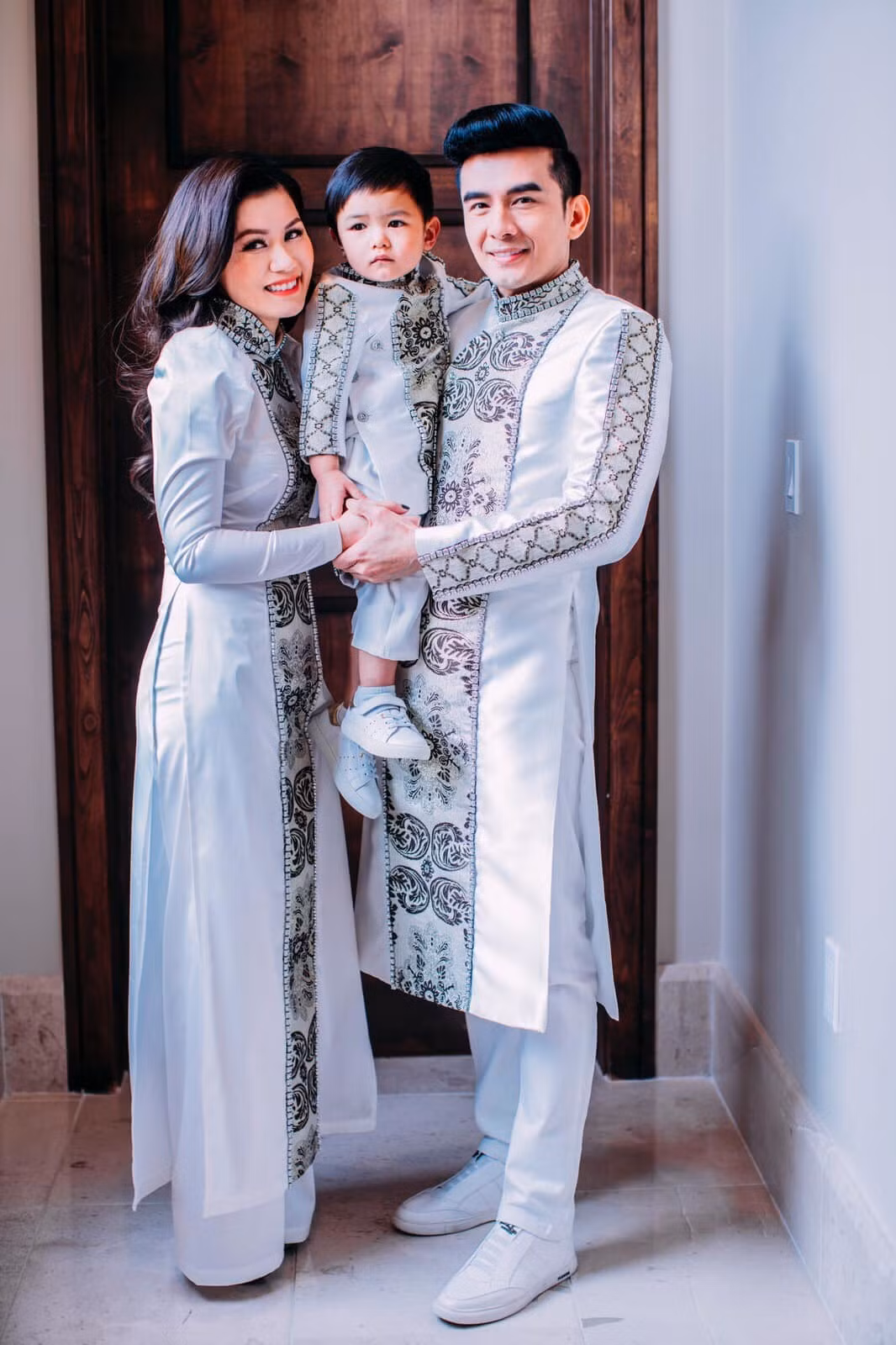 Bà xã Đan Trường từng chia sẻ với truyền thông: "Tôi không bị ảnh hưởng bởi những lời chỉ trích về nhan sắc. Tôi nghĩ rằng với vẻ đẹp của một người, mình không thể chỉ xét ở bề ngoài mà cần nhìn tổng thể, từ tính cách, công việc, giao tiếp đến mọi điều trong cuộc sống hàng ngày. Tất cả điều đó mới tạo nên bức tranh trọn vẹn về một người đẹp”.