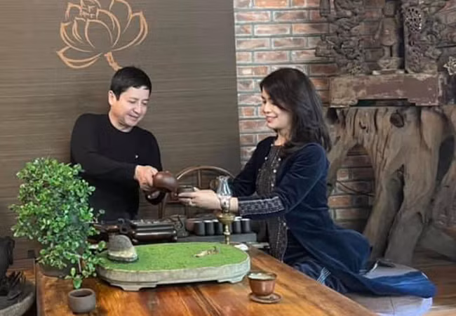 Khoanh khac hanh phuc cua Chi Trung va ban gai kem 17 tuoi