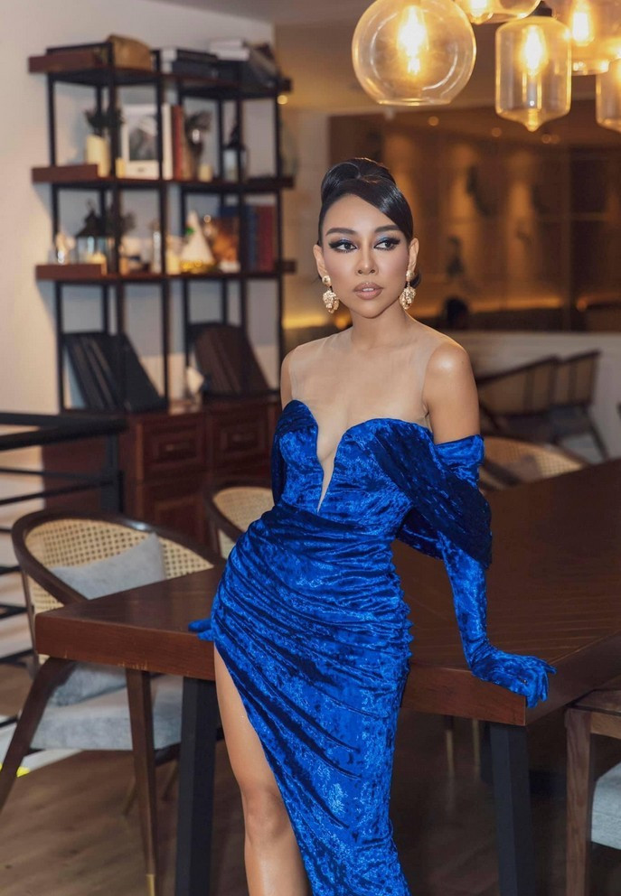 Thảo Trang trông lạ lẫm với lối trang điểm và váy áo phong cách sexy. Cô hài hước tự nhận mình là "nam nữ ca sĩ cải trang".