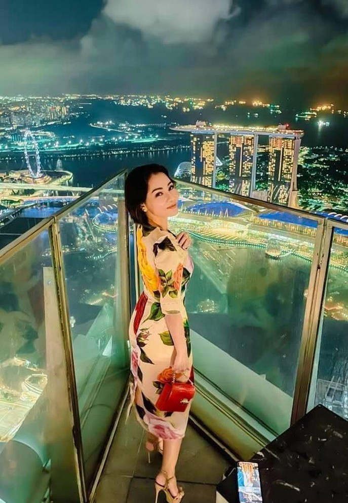 Thu Minh có phút giây thư giãn bên gia đình dịp cuối tuần tại Singapore.