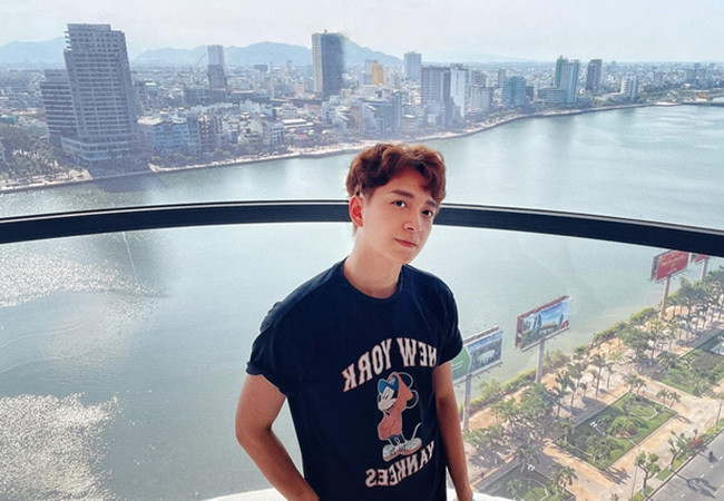 Ngô Kiến Huy ngắm cảnh Đà Nẵng từ ban công khách sạn vẫn không quên chụp ảnh khoe với fan.