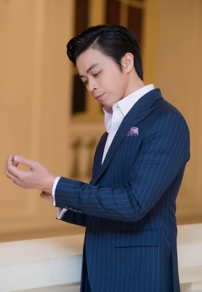 Lân Nhã lịch lãm ở hậu trường trước giờ bước lên sân khấu biểu diễn.