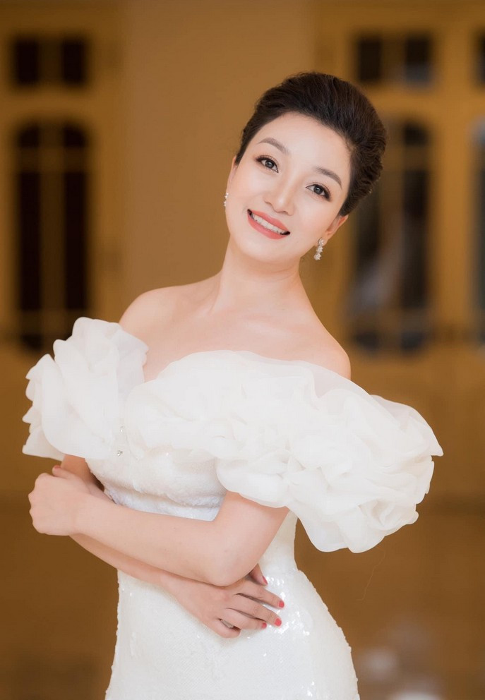 Ca sĩ Phạm Thu Hà đẹp nền nã trong bộ váy trắng hở vai gợi cảm.