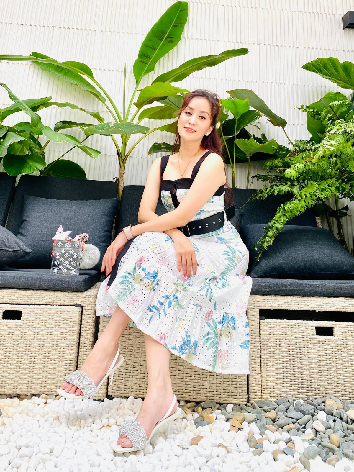 Khánh Thi tạo dáng tại góc café nhà mình.