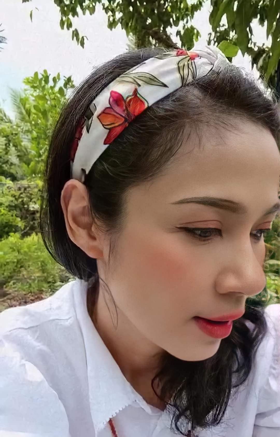 Việt Trinh chụp cận mặt khi ra vườn hái ngô.