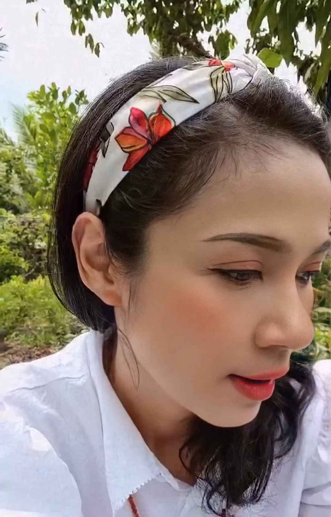 Việt Trinh chụp cận mặt khi ra vườn hái ngô.