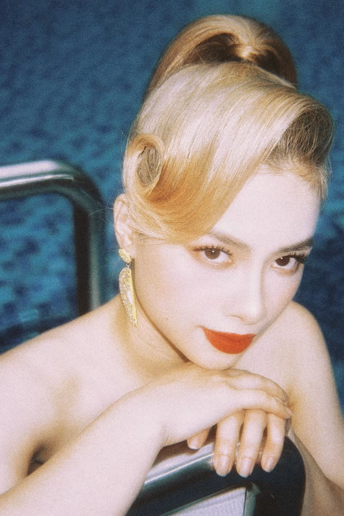 Dương Hoàng Yến đẹp lạ dưới ống kính của Khánh Vân "Mắt biếc".