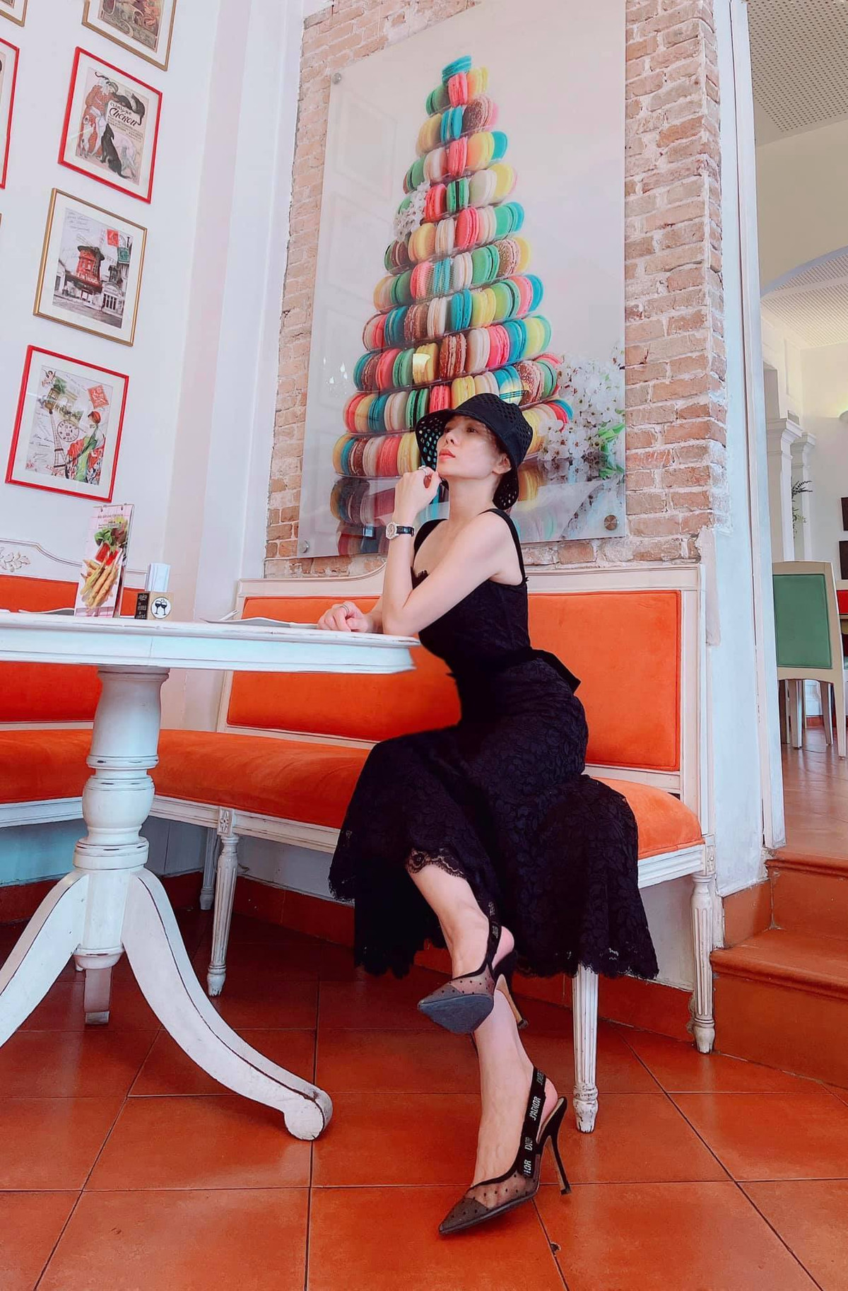 Sao Việt hôm nay 19/5: Lệ Quyên khoe eo thon trong quán café.