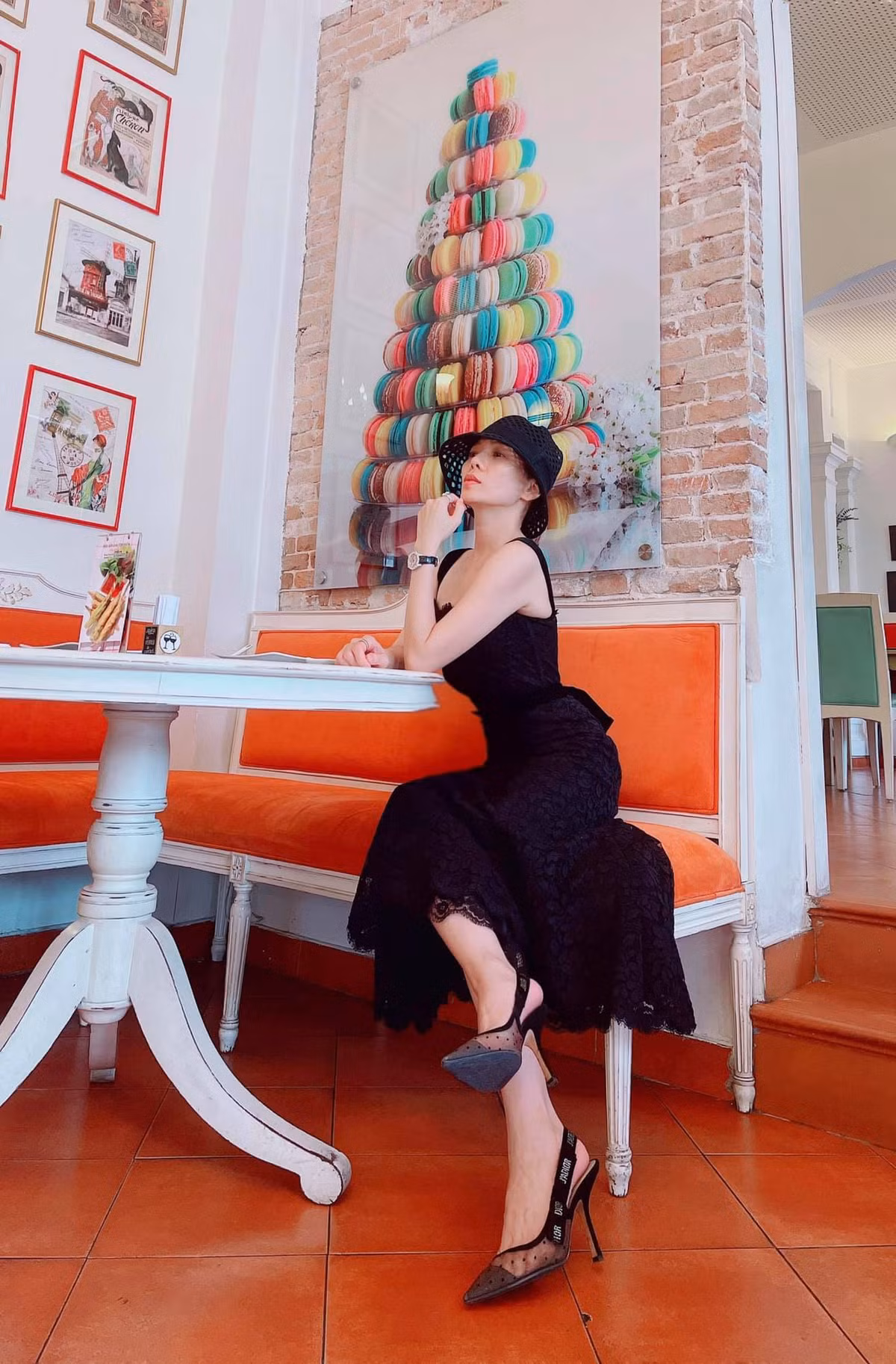 Sao Việt hôm nay 19/5: Lệ Quyên khoe eo thon trong quán café.