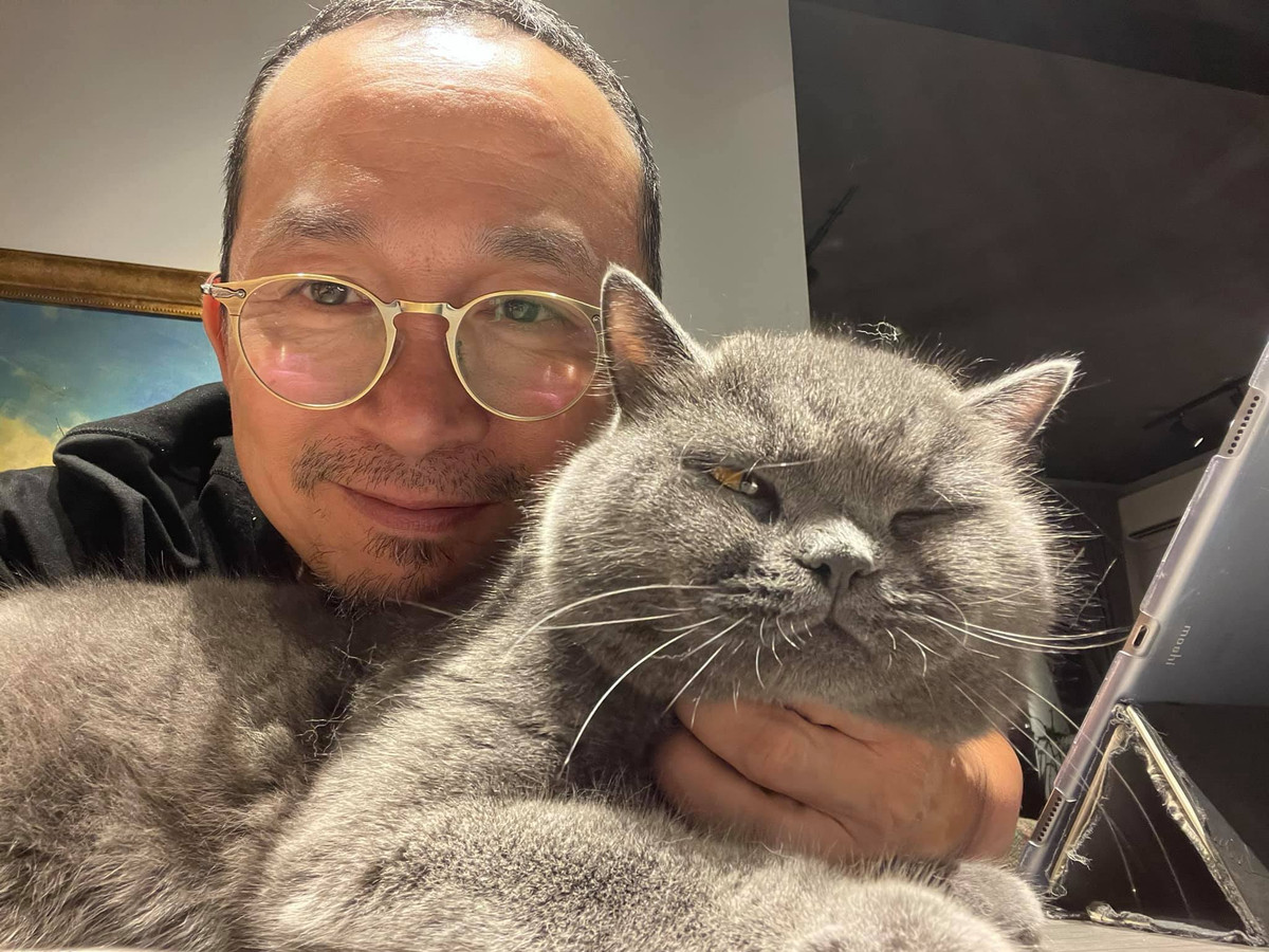 Quốc Trung thảnh thơi bên chú mèo béo.