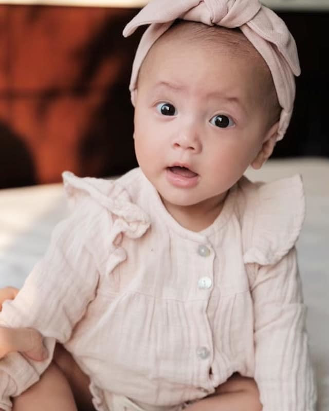 Bé Lisa luôn rất hào hứng được mẹ Hồ Ngọc Hà làm điệu mỗi ngày chụp hình kỷ niệm.