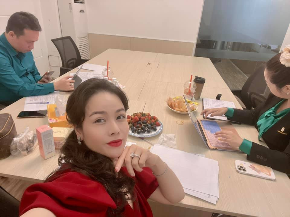 Nhật Kim Anh selfie giữa buổi họp công ty.