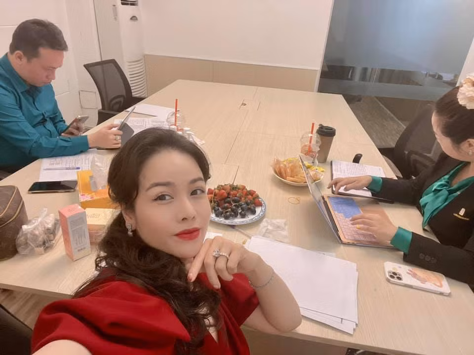 Nhật Kim Anh selfie giữa buổi họp công ty.