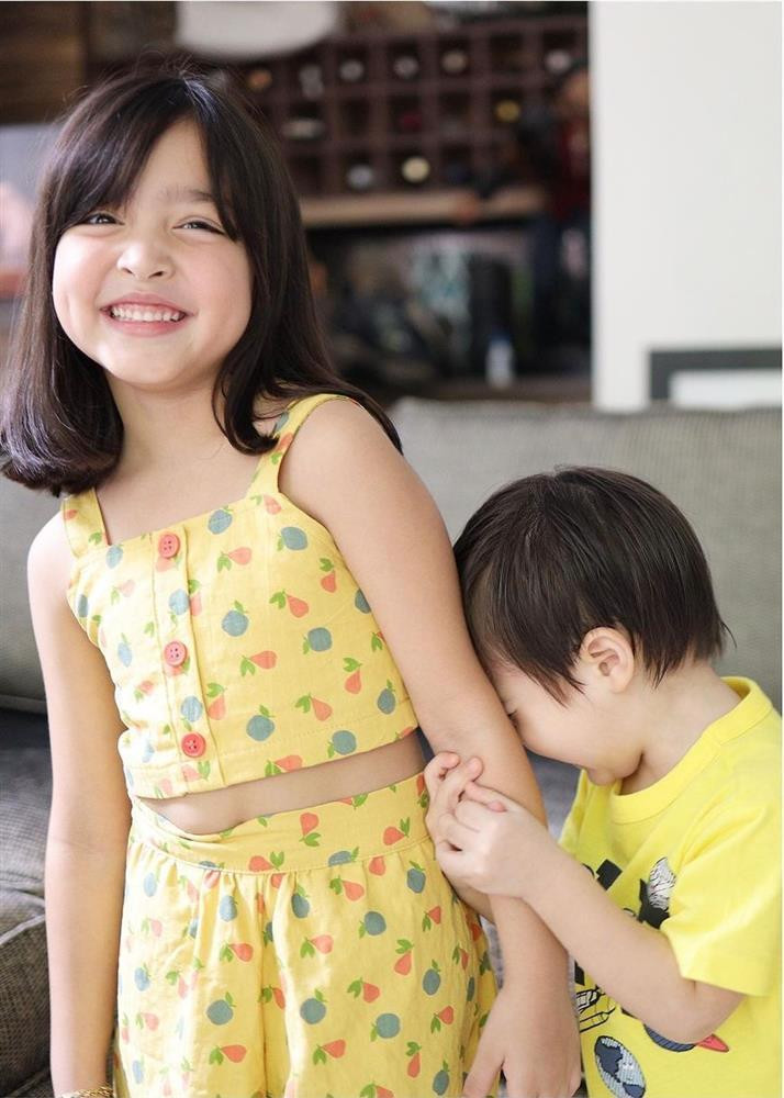 Tuy nhiên dù mẹ được tạp chí Forbes Asia vinh danh là một trong 100 ngôi sao có sức ảnh hưởng nhất trên mạng xã hội nhưng những bức ảnh về 2 thiên thần nhí mới là tâm điểm chú ý.