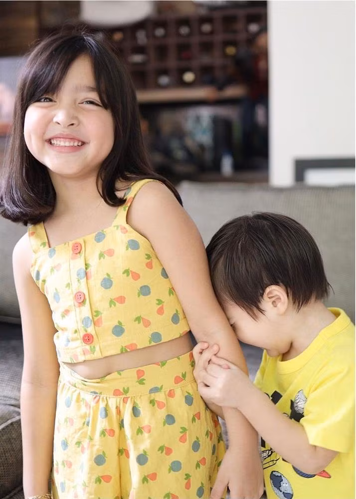 Tuy nhiên dù mẹ được tạp chí Forbes Asia vinh danh là một trong 100 ngôi sao có sức ảnh hưởng nhất trên mạng xã hội nhưng những bức ảnh về 2 thiên thần nhí mới là tâm điểm chú ý.
