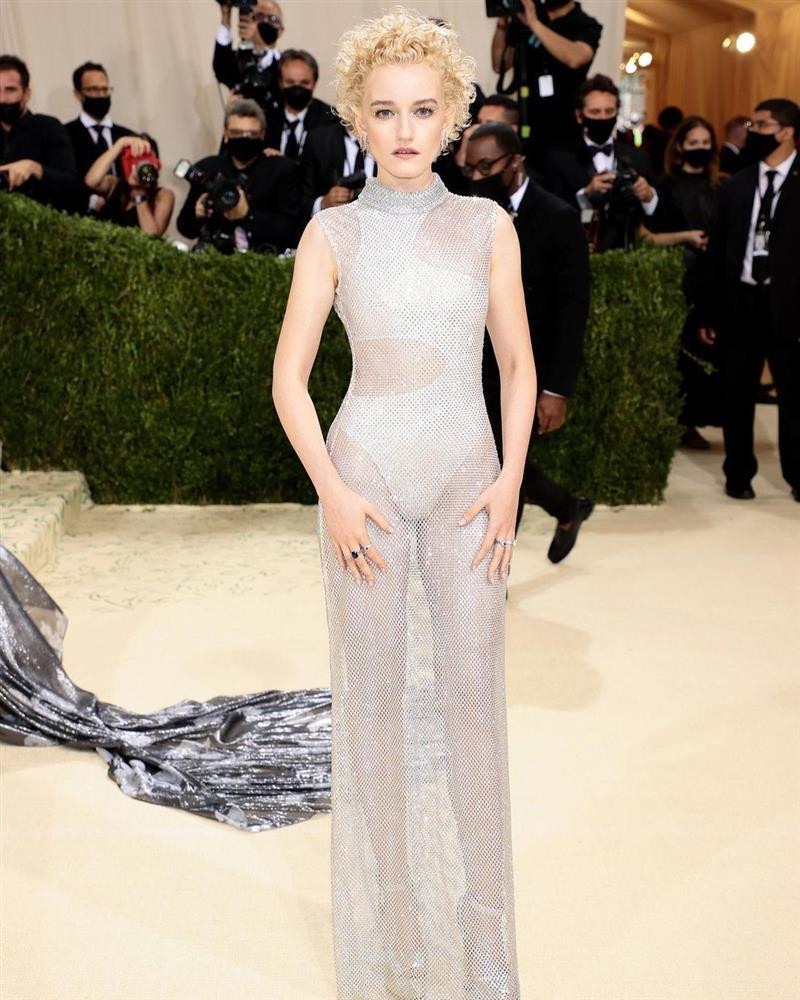 Sao "Ozark" Julia Garner phô diễn body thanh mảnh trong bộ đầm của Stella McCartney.