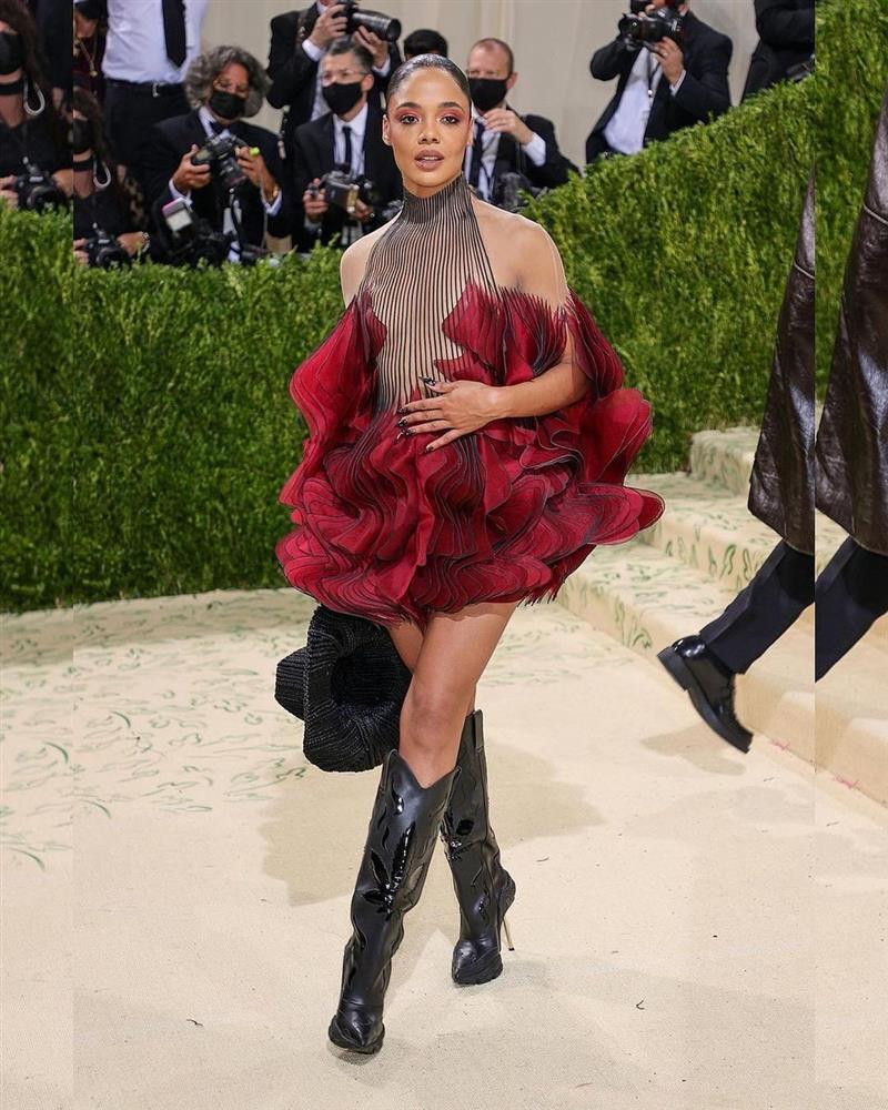 Cô nàng Valkyrie trong bom tấn Thor Tessa Thompson phải giữ váy vì sợ bộ đầm Iris Van Herpen trong suốt phần trên "phản chủ" khiến mình lộ vòng 1 bất cứ lúc nào.