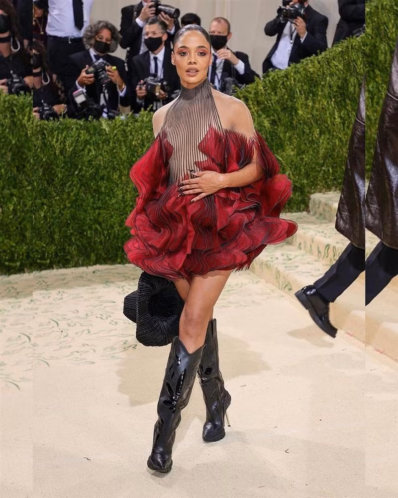 Cô nàng Valkyrie trong bom tấn Thor Tessa Thompson phải giữ váy vì sợ bộ đầm Iris Van Herpen trong suốt phần trên "phản chủ" khiến mình lộ vòng 1 bất cứ lúc nào.