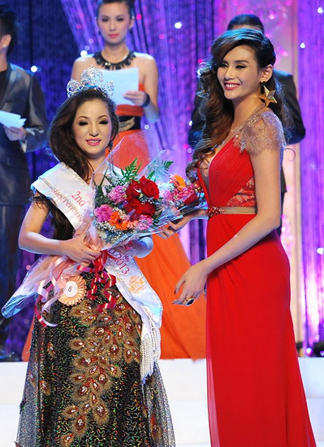 Được biết, nữ CEO sinh năm 1976 sở hữu chiều cao 1m62, số đo 3 vòng 87-62-92 còn nữ danh hài có chiều cao 1m59, số đo 3 vòng là 88-61-90 cm. Có thể thấy, thời kì hoàng kim cách đây 9 năm, hai người đẹp đều sở hữu gương mặt sắc nét nhưng chiều cao thì khá hạn chế.