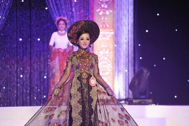 ình ảnh danh hài trình diễn trong bộ áo dài truyền thống.