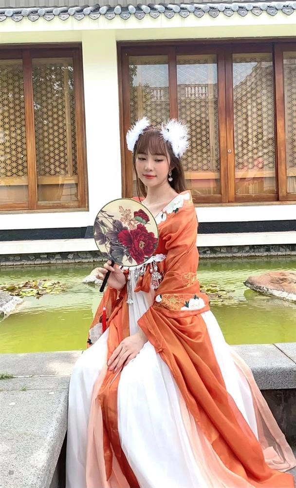 Năm nay, các mỹ nhân Vbiz đã có màn hoá Hằng Nga để cùng nhau đón Trung thu. Trong khi Huyền Lizzie, Lã Thanh Huyền khá kín đáo thì Quỳnh Nga vẫn trung thành với style khoe vòng 1 căng tràn. Bộ trang phục có phần cổ trễ nải và o ép cặp tuyết lê như sắp bật ra ngoài của nữ diễn viên.