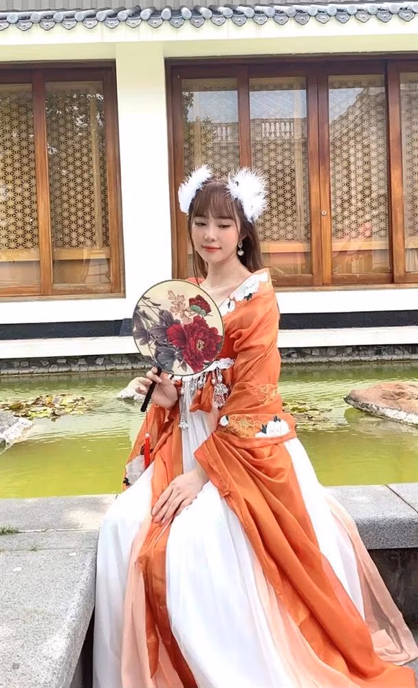 Năm nay, các mỹ nhân Vbiz đã có màn hoá Hằng Nga để cùng nhau đón Trung thu. Trong khi Huyền Lizzie, Lã Thanh Huyền khá kín đáo thì Quỳnh Nga vẫn trung thành với style khoe vòng 1 căng tràn. Bộ trang phục có phần cổ trễ nải và o ép cặp tuyết lê như sắp bật ra ngoài của nữ diễn viên.