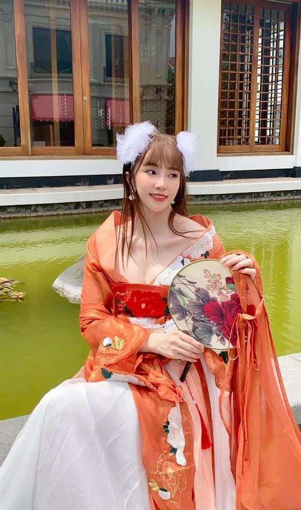 iễn viên Quỳnh Nga nổi bật nhất trong dàn chị em với bộ trang phục cổ trang khoe vòng 1 căng đét.