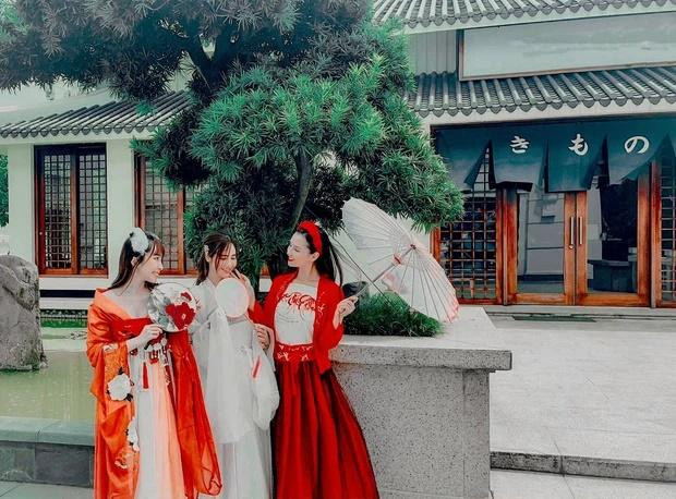 Chị chị em em nô nức đi trẩy hội.