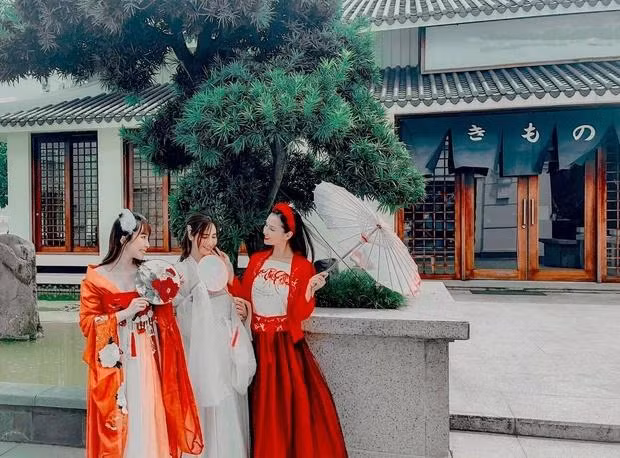 Chị chị em em nô nức đi trẩy hội.