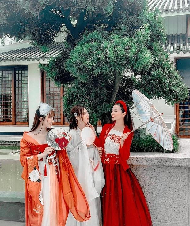 uyền Lizzie - Quỳnh Nga - Lã Thanh Huyền họp hội bạn thân sau 3 tháng ở nhà tránh dịch. Được biết, mỗi dịp đặc biệt, cặp diễn viên này đều hội tụ cùng Huyền Lizzie, Lã Thanh Huyền, MC Thái Dũng để ăn uống và bày trò "sống ảo".