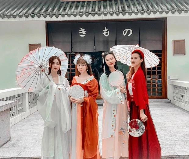 br/> Hưởng ứng không khí Tết Trung thu và Hà Nội nới lỏng giãn cách, sao Việt đã nô nức đi chụp ảnh theo concept chị Hằng Nga với trang phục cổ trang. Trong đó, nổi bật nhất là dàn diễn viên vũ trụ VTV gồm có Huyền Lizzie, Lã Thanh Huyền, Quỳnh Nga... Đặc biệt, sự góp mặt của Việt Anh cũng gây chú ý. Trước đó, Quỳnh Nga và Việt Anh từng lộ hint sống chung nhà khi cả hai cùng check-in gợi cảm tại không gian bếp y chang nhau, không lệch đi đâu được.