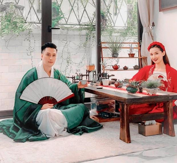 Sự xuất hiện của Việt Anh ngay lập tức nhận những câu hỏi của cư dân mạng. Tuy nhiên, anh không chụp chung khung hình với nàng "Cá Sấu Chúa" sau ồn ào sống chung.