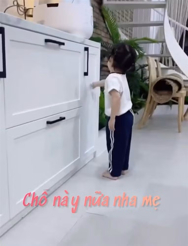 "Một ngày vui vẻ, bận rộn của cô gái nhỏ chăm chỉ dọn nhà chờ ba về. Dọn dẹp cực nhọc còn vui vẻ hát hò 'nà ná na', chắc ba nó mát lòng, mát dạ lắm mà", nữ diễn viên viết kèm clip.