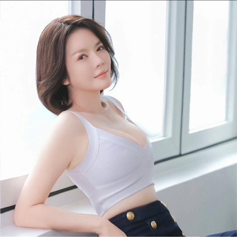 Lý Nhã Kỳ khoe vòng eo.