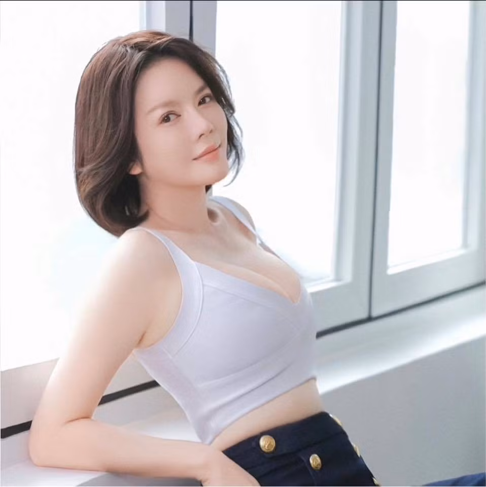 Lý Nhã Kỳ khoe vòng eo.