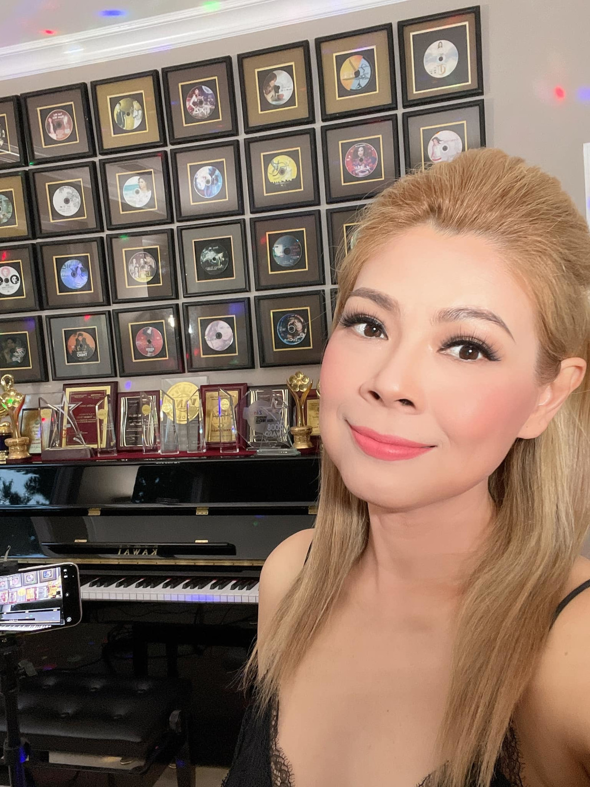 Thanh Thảo bên bộ sưu tập vô giá.