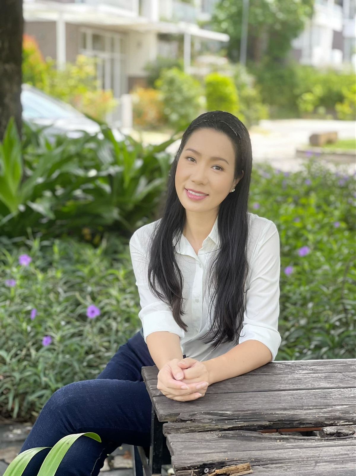 Trịnh Kim Chi ra vườn thảnh thơi.