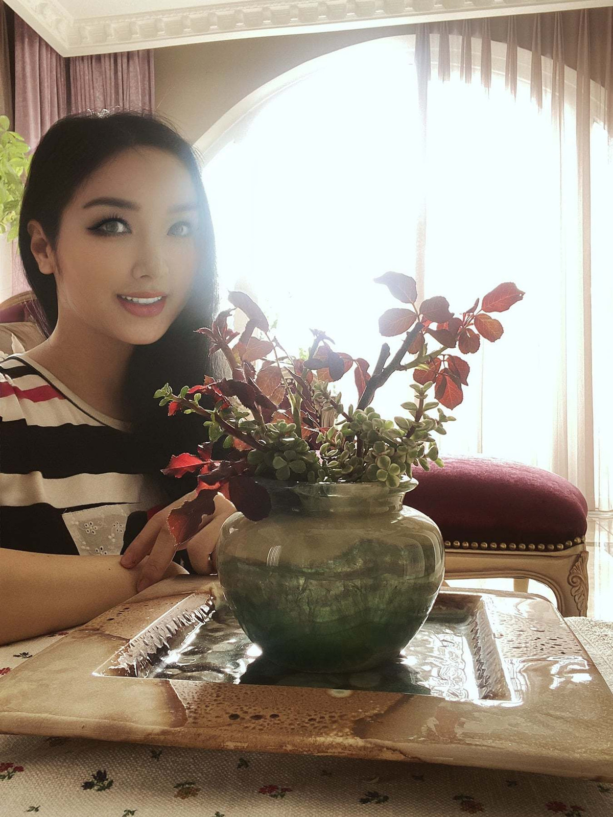 Hoa hậu Giáng My vui thú cắm hoa mùa dịch.