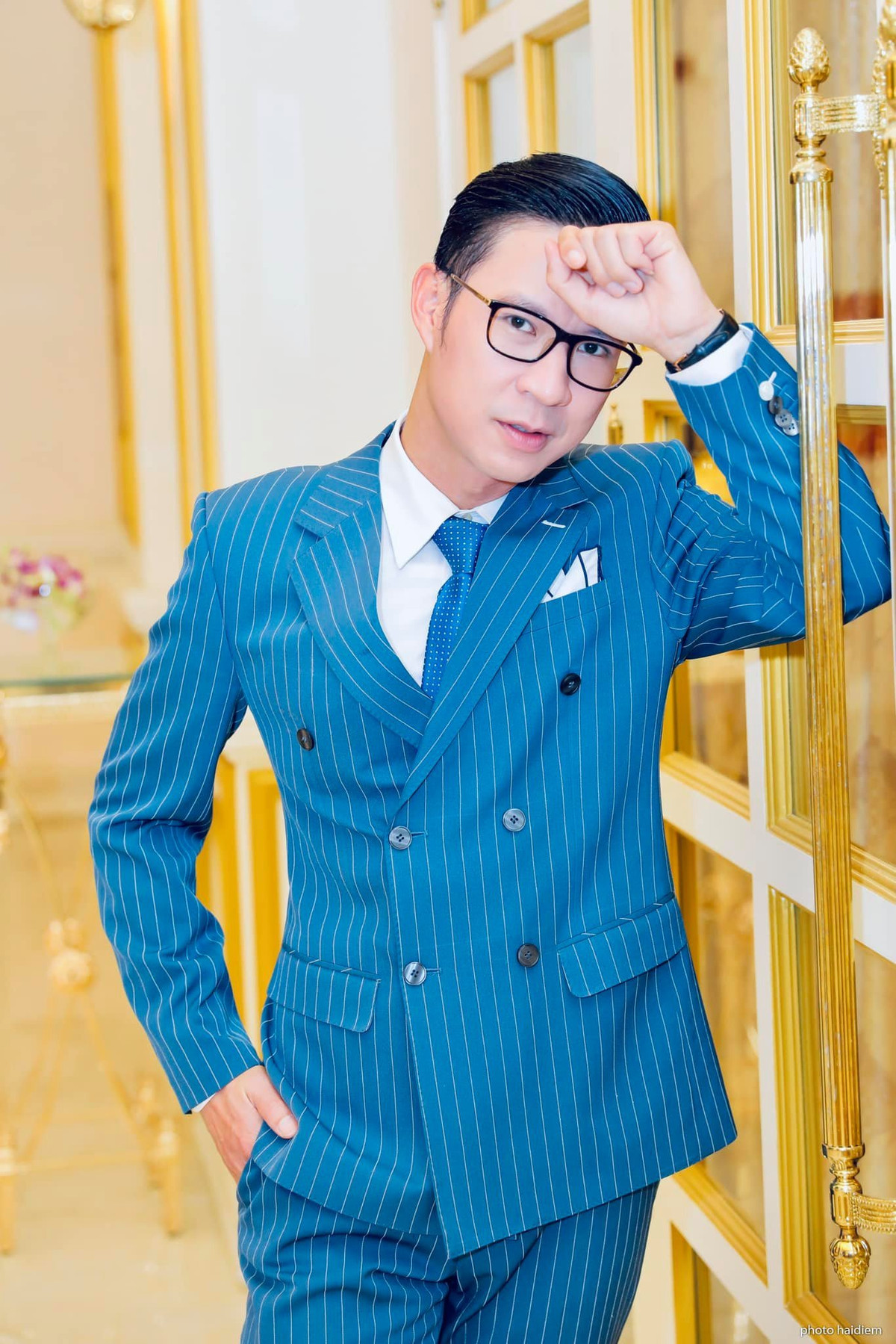 MC Anh Quân trong hậu trường.