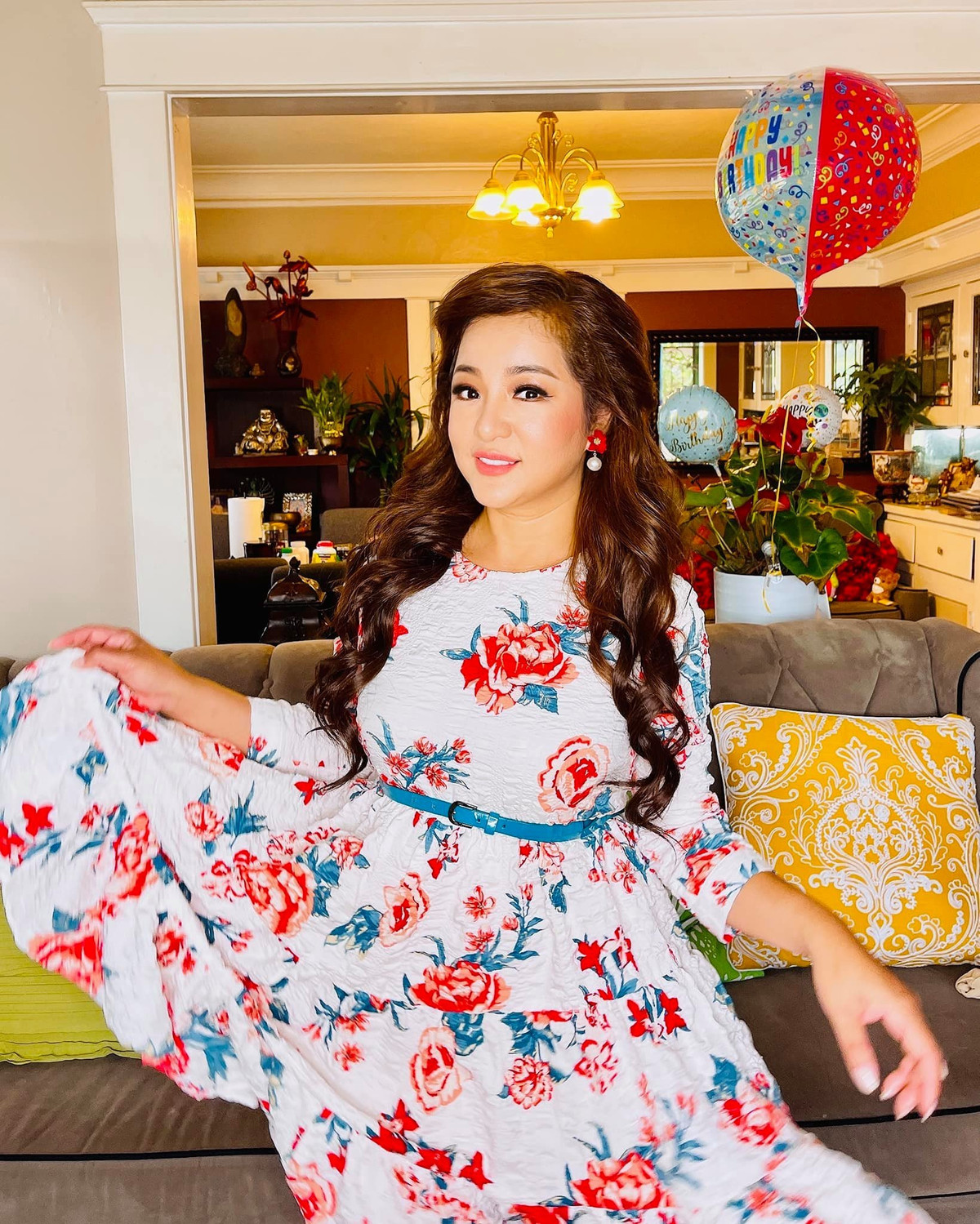 Thúy Nga "mặc váy đẹp nhưng lòng buồn héo hắt".