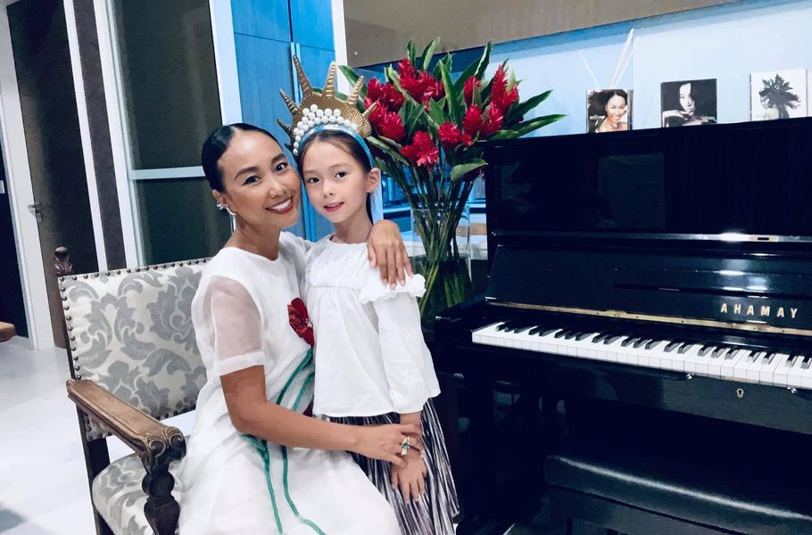 Đoan Trang và con gái ở nơi cô ghi hình các tiết mục biểu diễn trên sóng VTV.