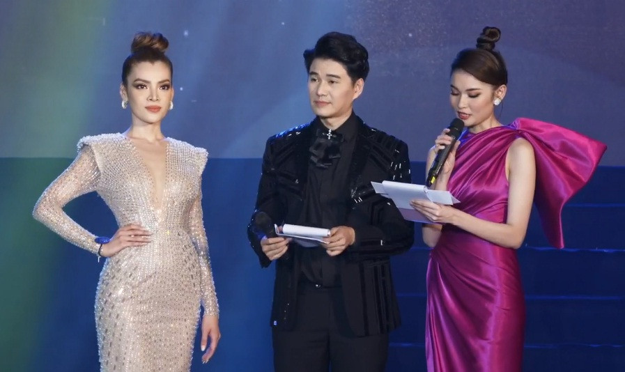 rước khi đăng quang, cô có 2 phần thi ứng xử khá thành công.