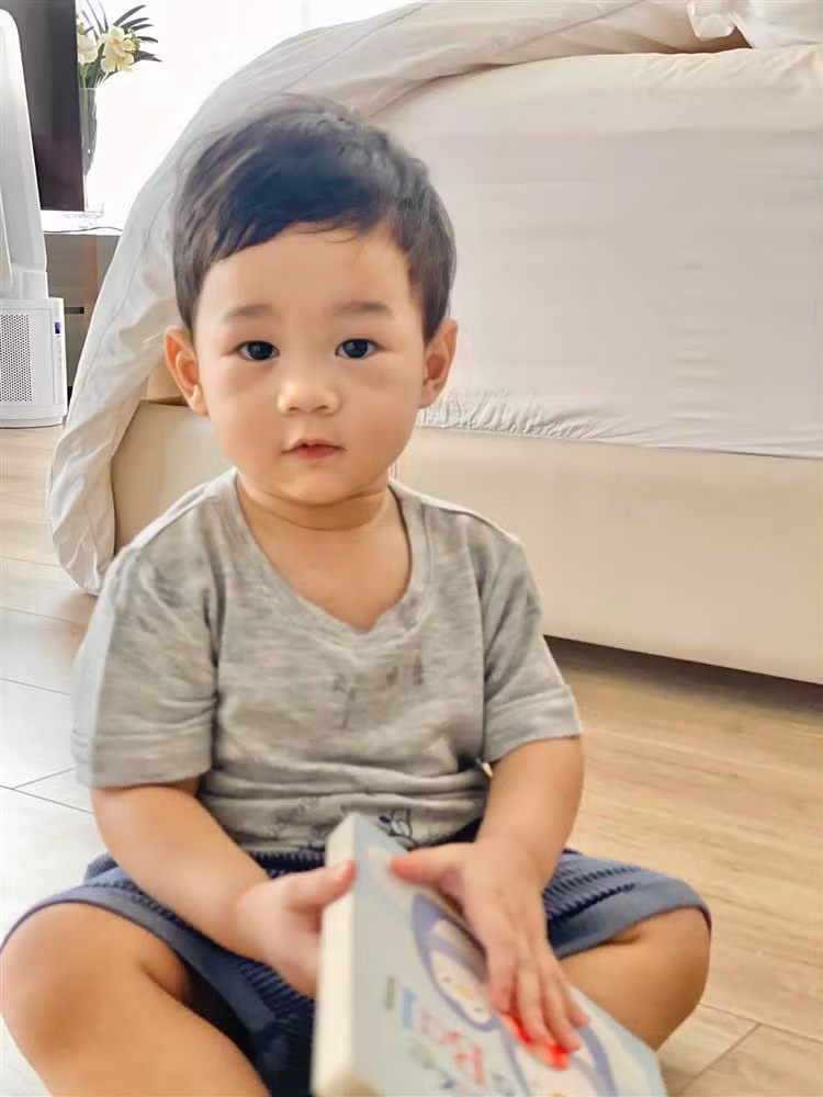 Vẻ đáng yêu của Liam nhà Đặng Thu Thảo. Cậu bé vừa tròn 1 tuổi vào tháng 5 vừa qua.