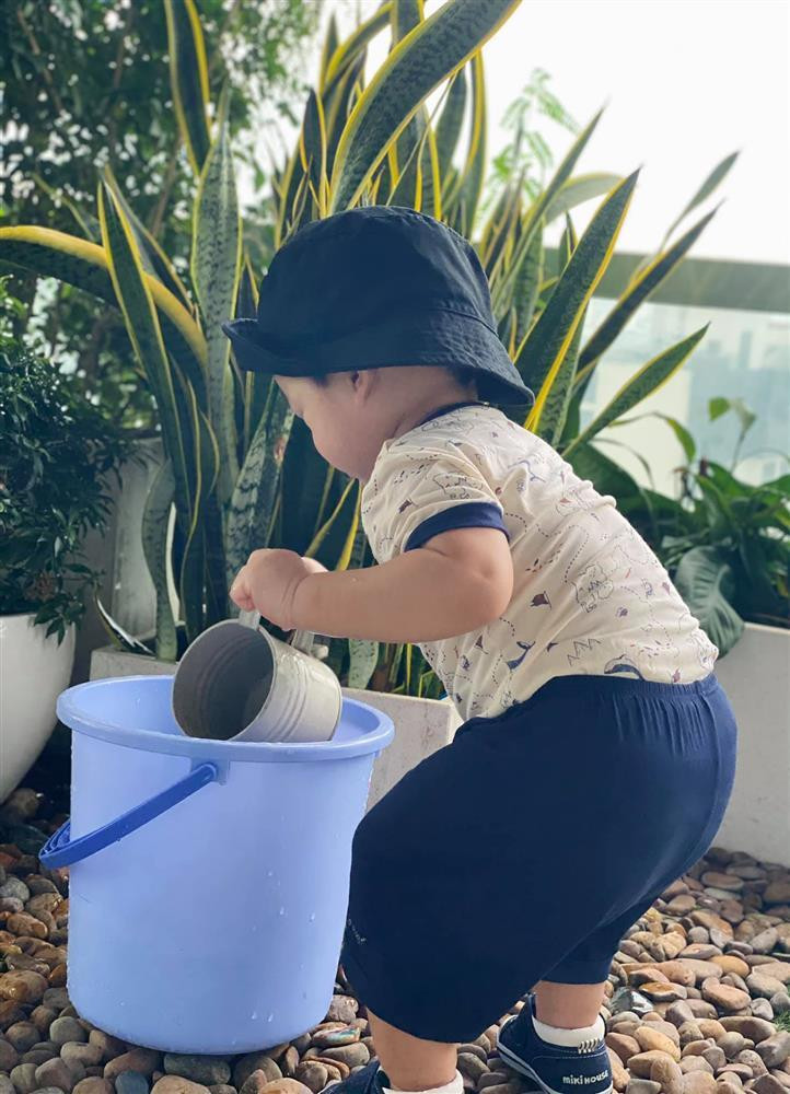 Cung xiu anh con trai Hoa hau Dang Thu Thao 1 tuoi lam vuon