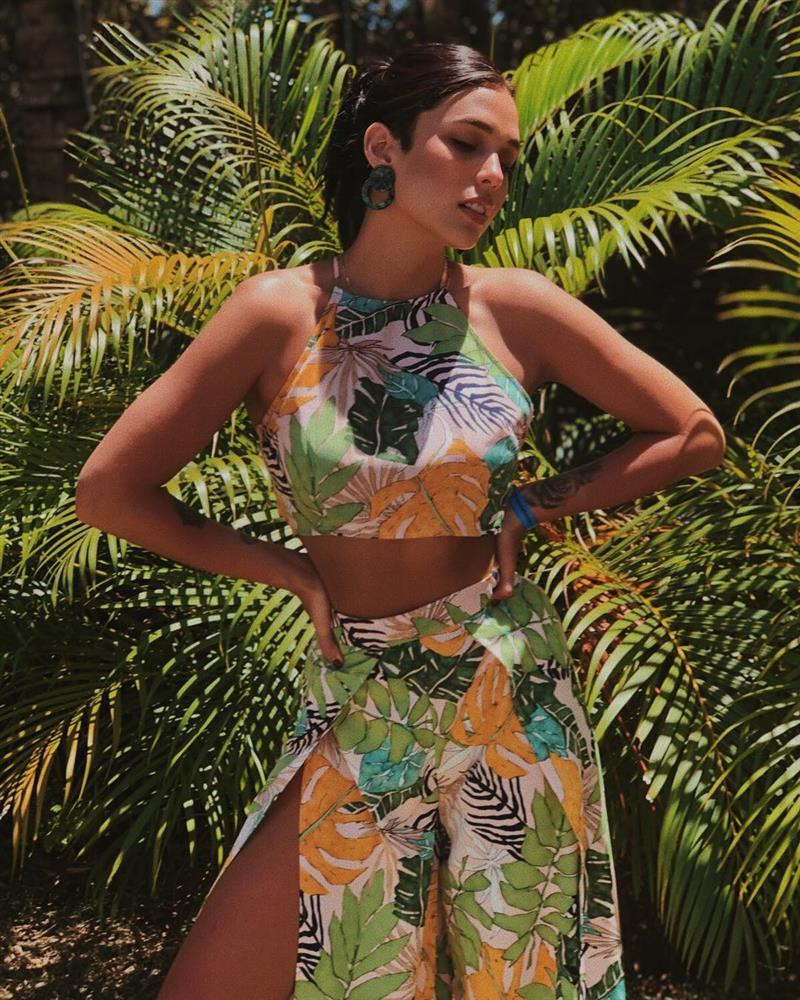 2 bên cánh tay đều có hình xăm cỡ lớn.